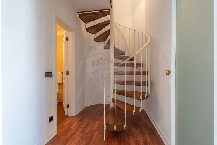 Apartamento T2 para Venda em Santo Antonio dos Olivais Foto 8