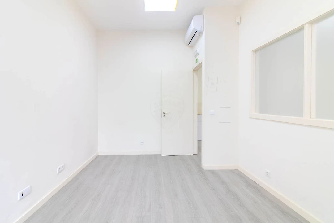 Loja para Arrendamento em Paranhos Foto 3