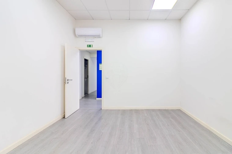 Loja para Arrendamento em Paranhos Foto 13