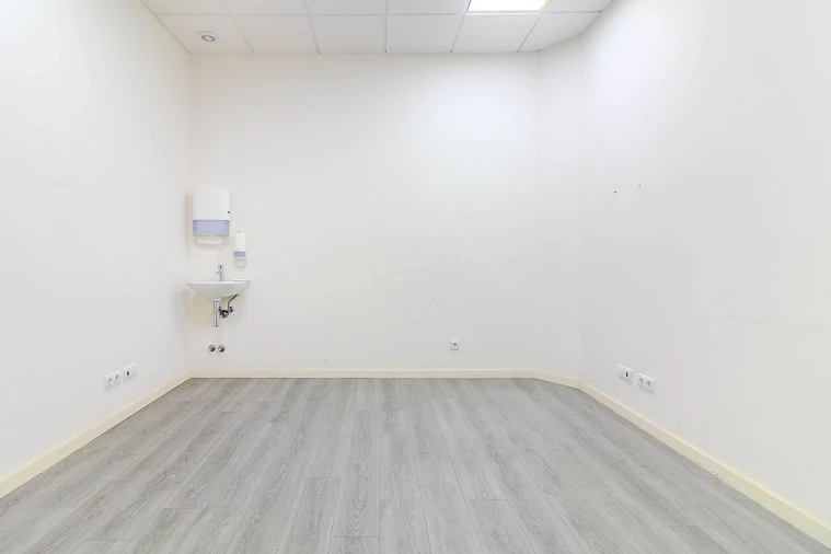 Loja para Arrendamento em Paranhos Foto 16