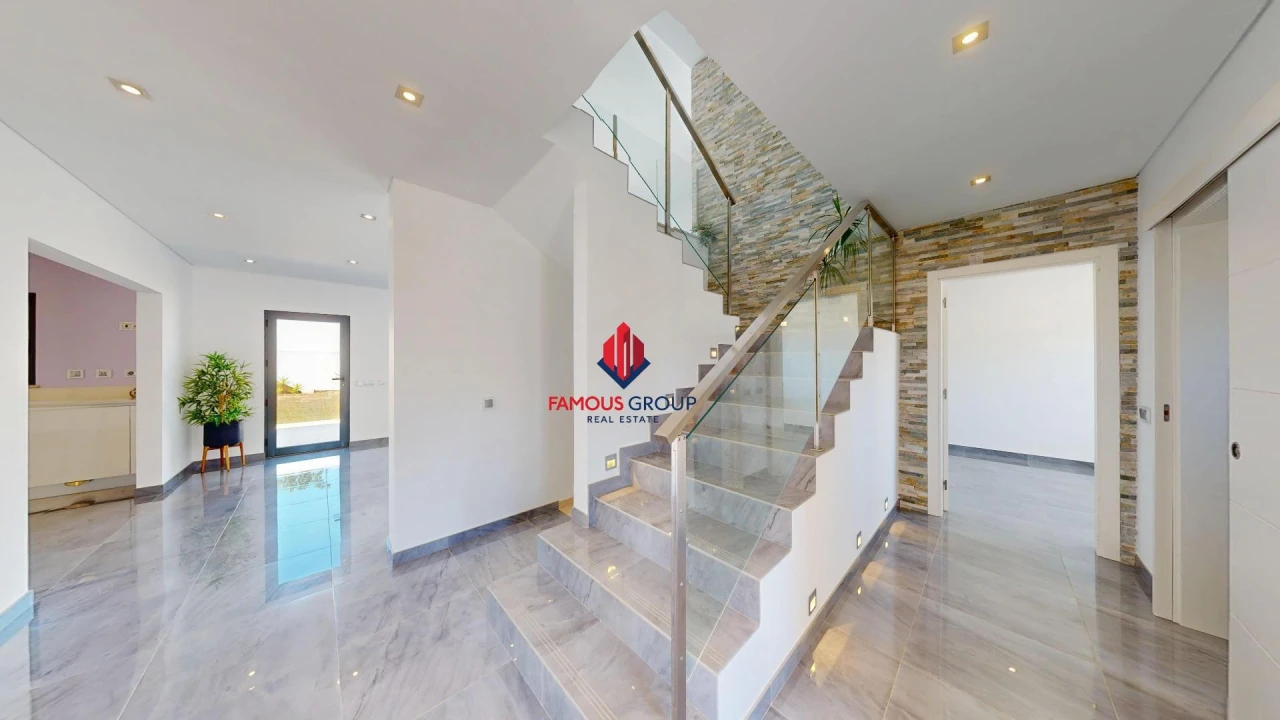 Moradia T4 para Venda em Estômbar e Parchal Foto 1