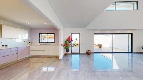 Moradia T4 para Venda em Estômbar e Parchal