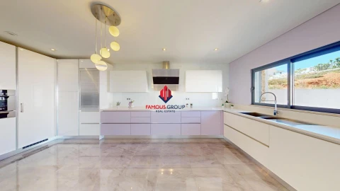 Moradia T4 para Venda em Estômbar e Parchal