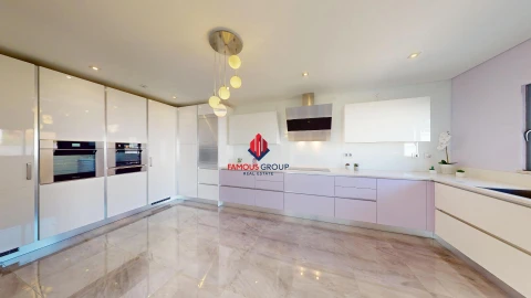 Moradia T4 para Venda em Estômbar e Parchal