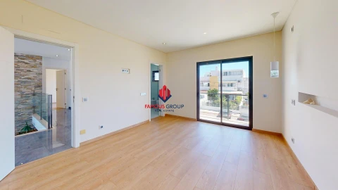 Moradia T4 para Venda em Estômbar e Parchal