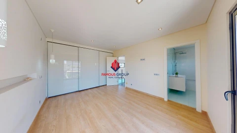 Moradia T4 para Venda em Estômbar e Parchal