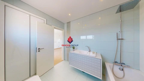 Moradia T4 para Venda em Estômbar e Parchal