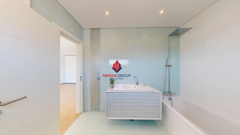 Moradia T4 para Venda em Estômbar e Parchal