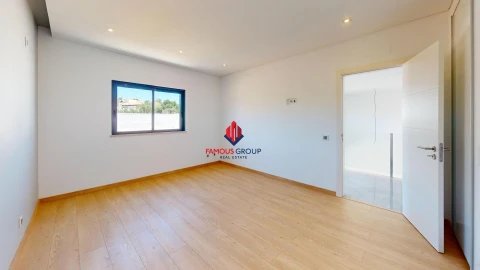 Moradia T4 para Venda em Estômbar e Parchal