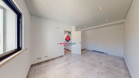 Moradia T4 para Venda em Estômbar e Parchal