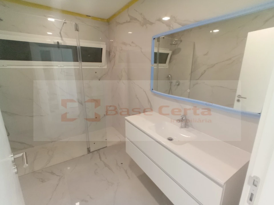 Moradia T4 para Venda em Pontinha e Famões Foto 11