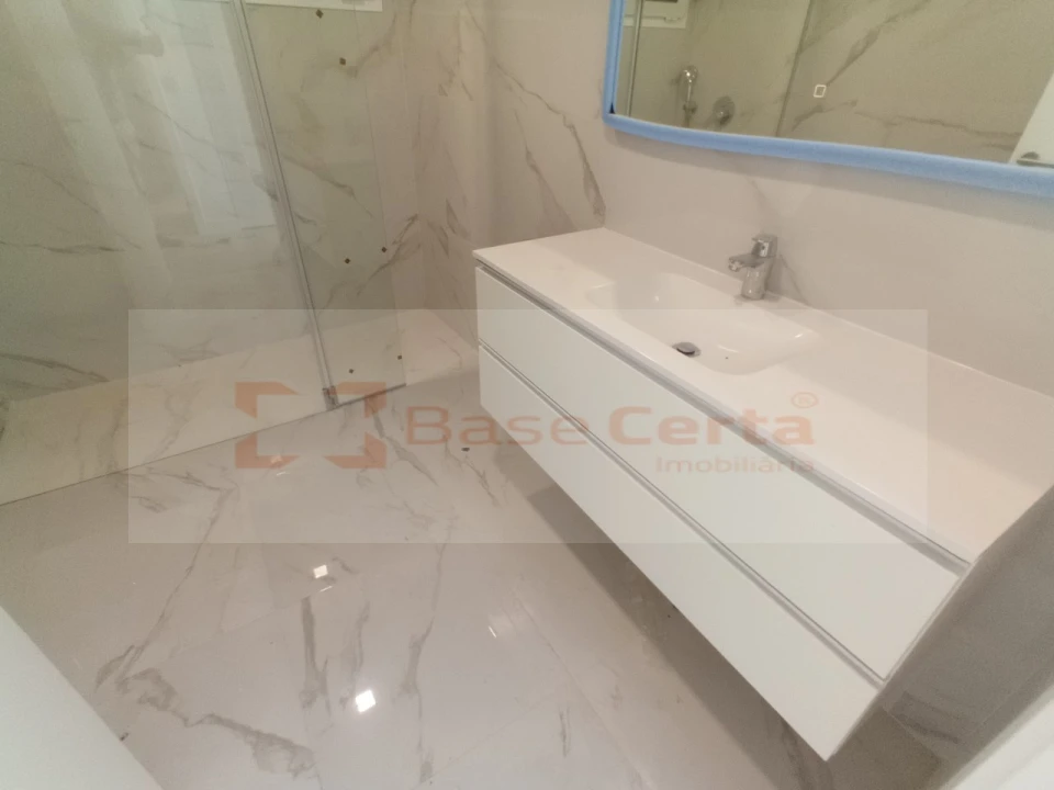 Moradia T4 para Venda em Pontinha e Famões Foto 12