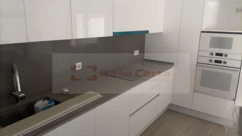 Moradia T4 para Venda em Pontinha e Famões