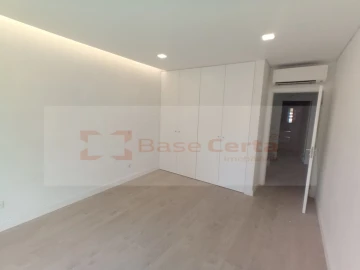 Moradia T4 para Venda em Pontinha e Famões