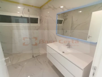 Moradia T4 para Venda em Pontinha e Famões