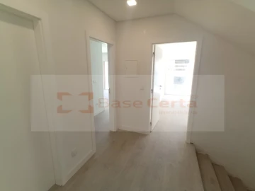 Moradia T4 para Venda em Pontinha e Famões