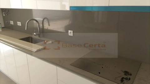 Moradia T4 para Venda em Pontinha e Famões