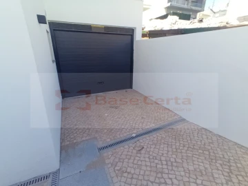 Moradia T4 para Venda em Pontinha e Famões