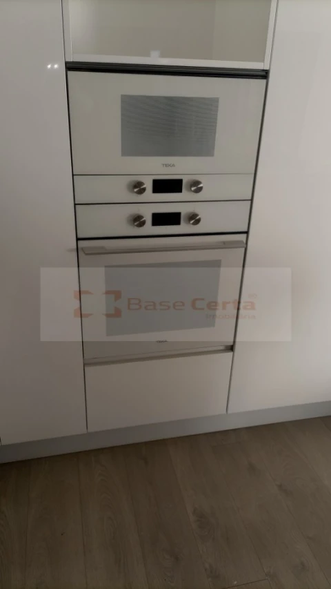 Moradia T4 para Venda em Pontinha e Famões