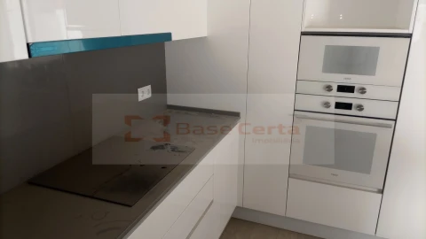 Moradia T4 para Venda em Pontinha e Famões