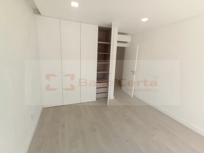 Moradia T4 para Venda em Pontinha e Famões Foto 10