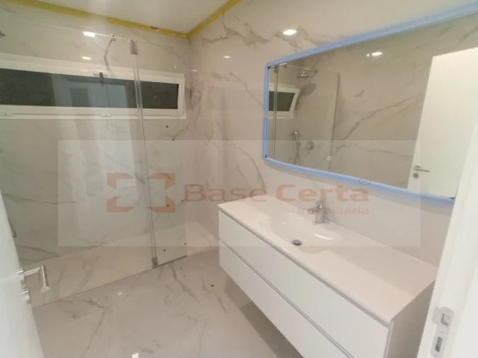 Moradia T4 para Venda em Pontinha e Famões Foto 11