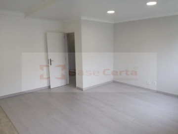 Apartamento T2 para Venda em Oeiras e São Julião da Barra, Paço de Arcos e Caxias