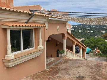 Moradia T4 para Venda em Santa Barbara de Nexe