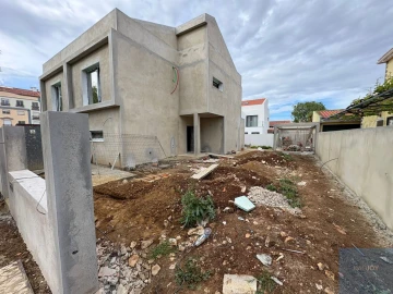 Moradia T3 para Venda em São Domingos de Rana