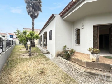 Moradia T4 para Venda em Loule (São Clemente)