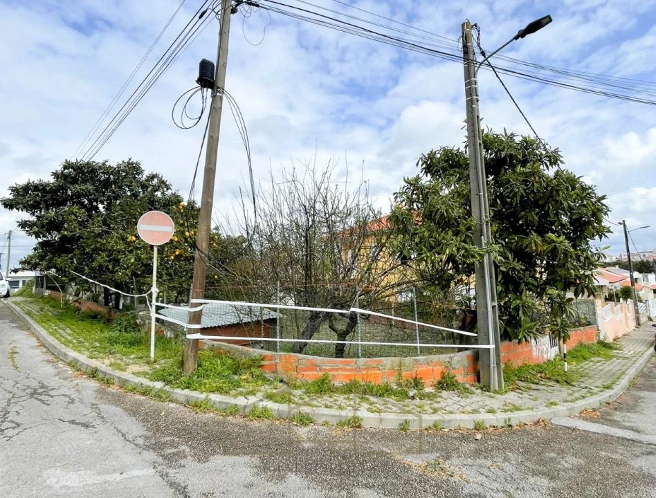 Garagem para Venda em Amora Foto 1
