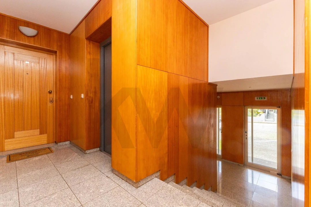 Apartamento T2 para Venda em Castêlo da Maia Foto 2