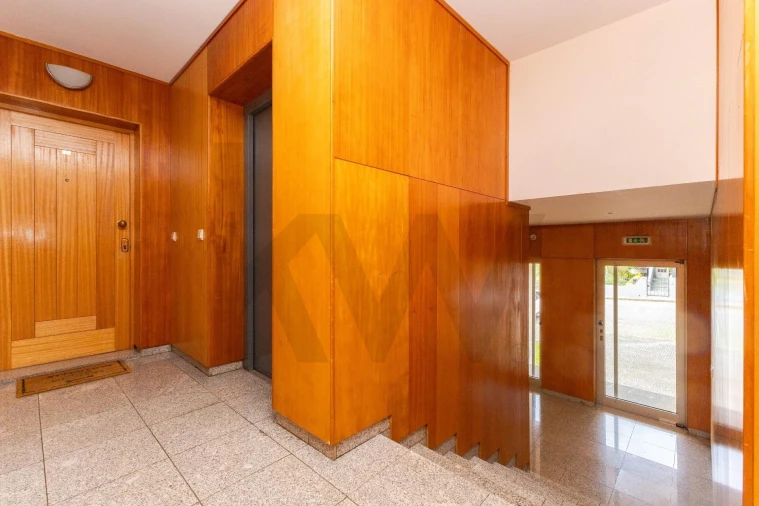 Apartamento T2 para Venda em Castêlo da Maia Foto 2