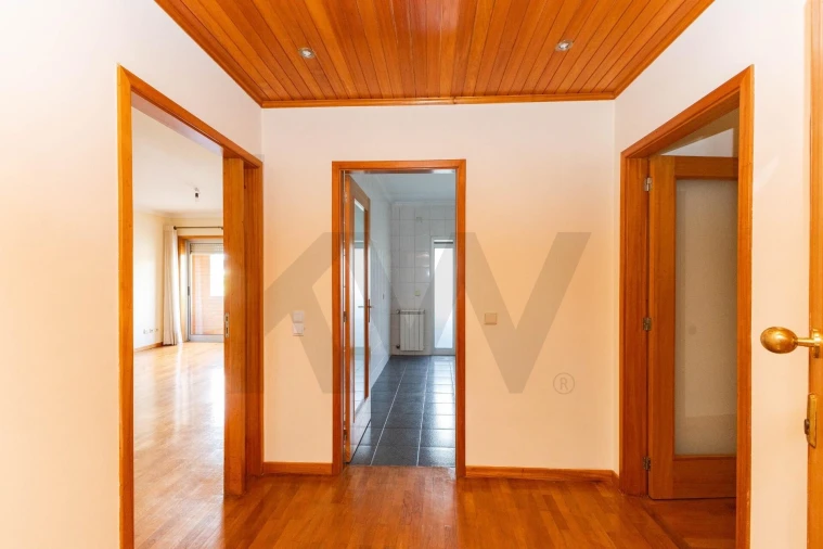 Apartamento T2 para Venda em Castêlo da Maia Foto 4