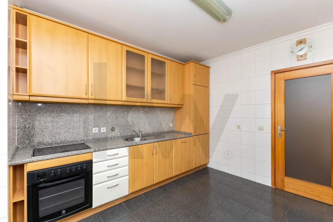 Apartamento T2 para Venda em Castêlo da Maia Foto 9