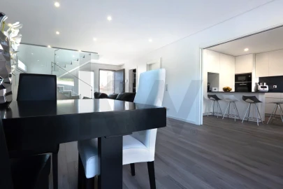 Moradia T4 para Venda em Pontinha e Famões