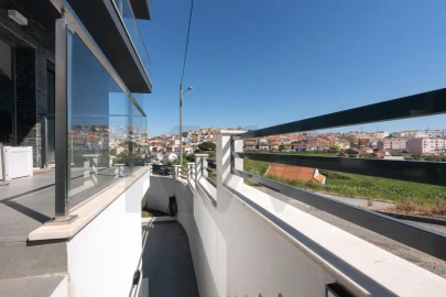 Moradia T4 para Venda em Pontinha e Famões