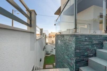 Moradia T4 para Venda em Pontinha e Famões