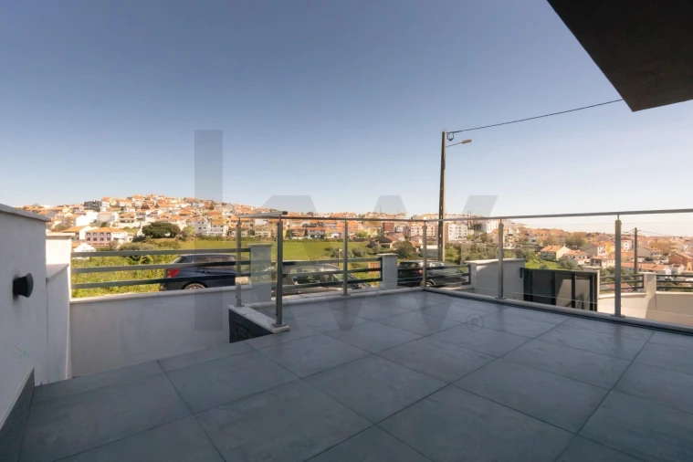 Moradia T4 para Venda em Pontinha e Famões Foto 16