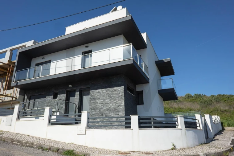 Moradia T4 para Venda em Pontinha e Famões Foto 2