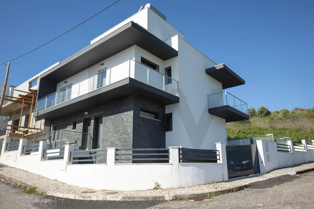 Moradia T4 para Venda em Pontinha e Famões Foto 1