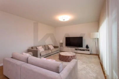 Apartamento T5 para Arrendamento em Lumiar