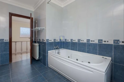 Moradia T5 para Venda em Santa Maria, São Pedro e Sobral da Lagoa