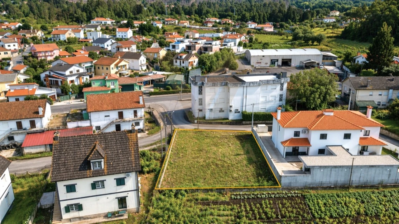 Terreno para Venda em Correlhã Foto 1