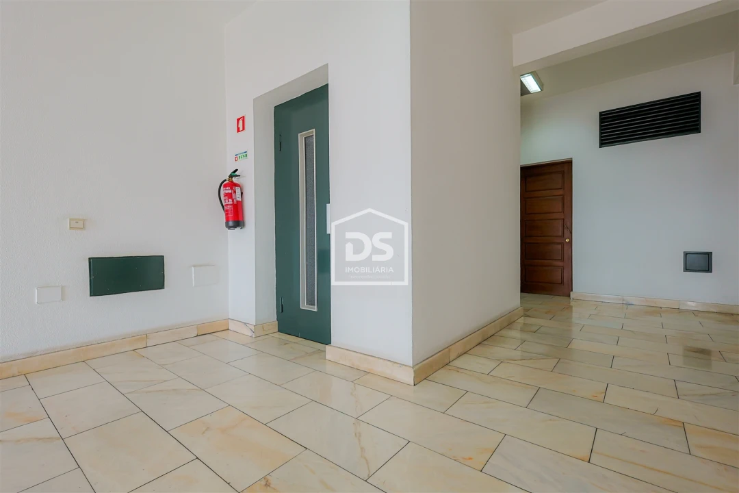 Apartamento T2 para Venda em Caniço Foto 16
