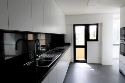 Apartamento T3 para Arrendamento em Aldoar, Foz do Douro e Nevogilde