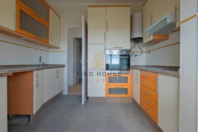 Apartamento T2 para Arrendamento em Penha de França