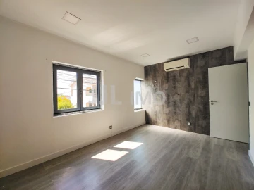 Moradia T3 para Arrendamento em Charneca de Caparica e Sobreda