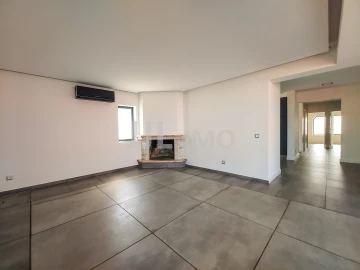 Moradia T3 para Arrendamento em Charneca de Caparica e Sobreda