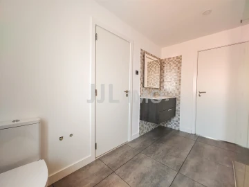 Moradia T3 para Arrendamento em Charneca de Caparica e Sobreda